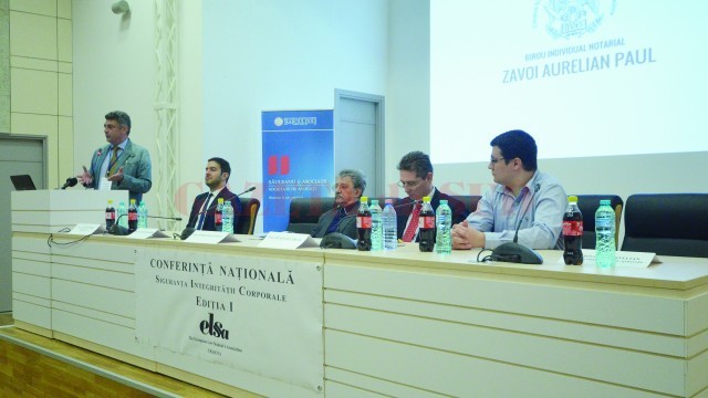 Specialiști în drept, medici și studenți ai Facultății de Drept din Craiova dezbat legislația din domeniul donării și traficului de organe (Foto: Traian Mitrache)