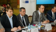 Marian Jean Marinescu (centru) a moderat o dezbatere  pe teme energetice, la Târgu Jiu (Foto: Eugen Măruță)