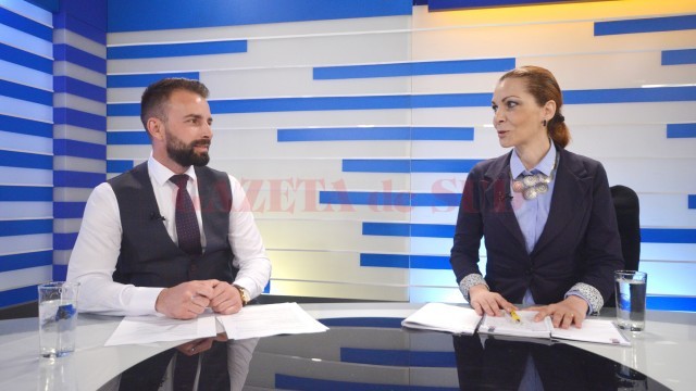 Consultanții Mihaela Mocanu, reprezentant Inffsolution, și Marius Căpățînă, manager Euro  Office Invest, au discutat, în platoul Alege TV, la emisiunea „Economia Sudului“, despre cum ar fi mai bine să fie atrase fonduri europene (FOTO: Bogdan Grosu)