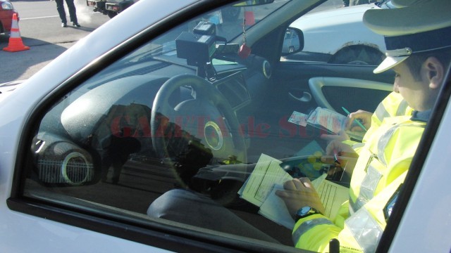 Polițiștii doljeni au câțiva „clienți“ care au condus de mai multe ori fără permis (FOTO: arhiva GdS)