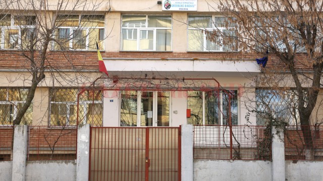 Secretara Școlii nr. 36 „Gheorghe Bibescu“ din Craiova este acuzată de procurori  de comiterea mai multor infracțiuni de trafic de influență și înșelăciune (Foto: Arhiva GdS)