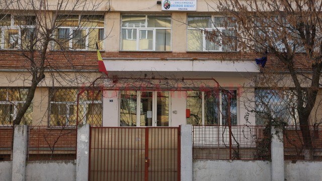 Secretara Școlii nr. 36 „Gheorghe Bibescu“ din Craiova este acuzată de procurori de comiterea mai multor infracțiuni de trafic de influență și luare de mită