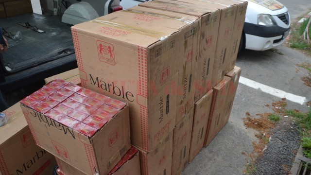 Oamenii legii au găsit acasă la un bărbat din Ciupercenii Noi aproape 12.000 de pachete de țigări de contrabandă (Foto: IPJ Dolj)