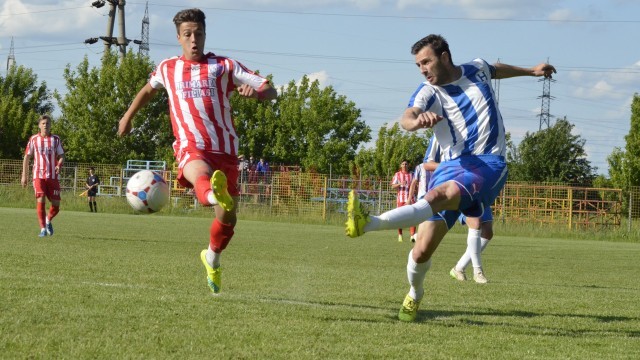 Maghici (în albastru) a făcut diferenţa în meciul cu CSO Filiaşi (foto: Alexandru Vîrtosu)