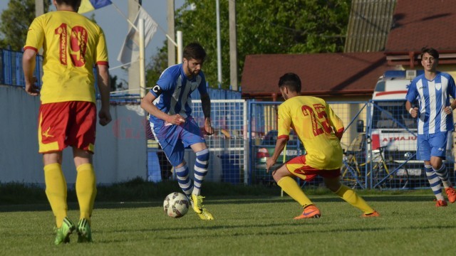 Ionuţ Florea (la minge) a marcat un supergol cu Metalurgistul Cugir (foto: Alexandru Vîrtosu)