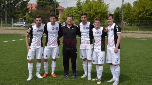 Cei cinci jucători crescuţi de "GP" alături de antrenorul craiovean Ionuţ Cimpoeru