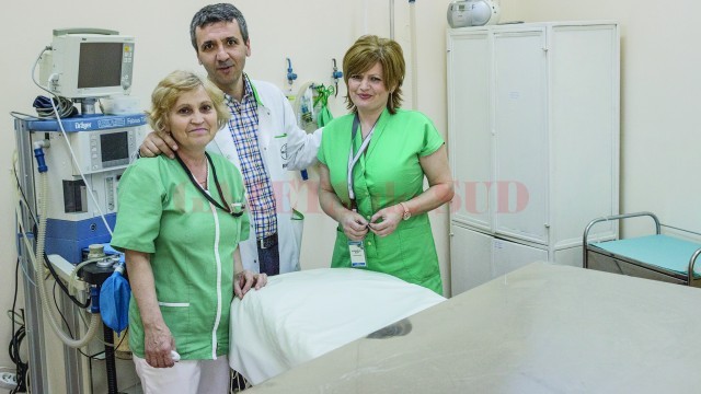 Dr. Bogdan Fănuţă şi două asistente medicale din echipa sa, în sala de chirurgie ORL (Foto: Ştefan Voinea)