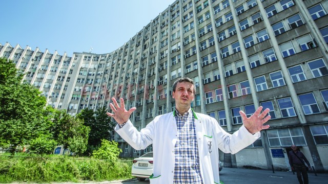 Bolnavii vor fi vizitaţi cu halat şi botoşei în picioare, afirmă Bogdan Fănuţă managerul spitalului (Foto: Ştefan Voinea)