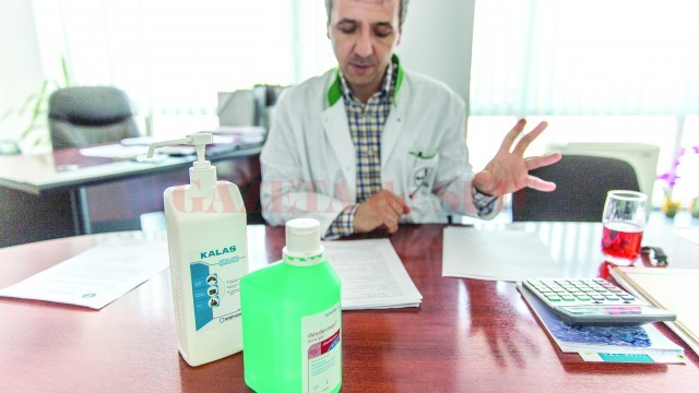 Managerul SJUC şi dezinfectanţii Kalas de la Hexi Pharma şi Desderman de la Schulke (Foto: Ştefan Voinea)