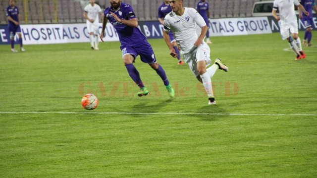 Andrei Ivan (în alb) a irosit două mari ocazii de gol cu Poli (foto: csuc.ro)