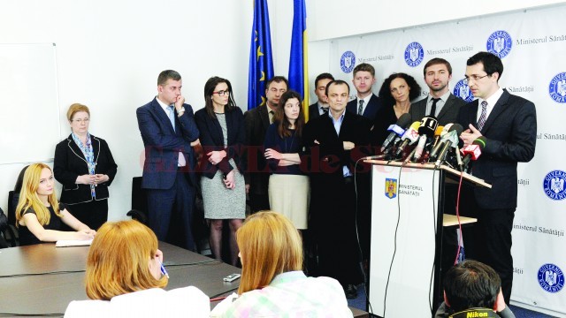 Vlad Voiculescu şi echipa sa, la prima întâlnire cu jurnaliştii (Foto: Agerpres)