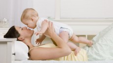 Mama și bebelușul ar putea primi mai mulți bani din iulie (Foto: Shutterstock)