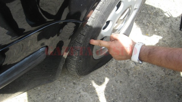Polițiștii au stabilit că cei doi tineri au înțepat cauciucurile a șapte autovehicule parcate pe o stradă din Dăbuleni