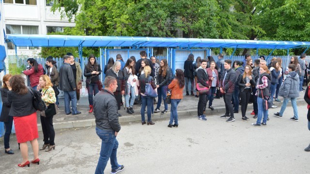929 de elevi au fost așteptați ieri în sălile de examen de la Colegiul „Ștefan Odobleja“ din Craiova, pentru a susține probele de verificare a cunoștințelor de comunicare în limba engleză