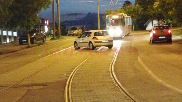 Șoferița și-a lăsat mașina pe linia de tramvai, în apropierea Electroputere Mall (FOTO: Facebook)