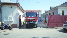 Pompierii doljeni au intervenit cu o autospecială pentru stingerea incendiului izbucnit într-o celulă a Penitenciarului Craiova (Foto: Traian Mitrache)