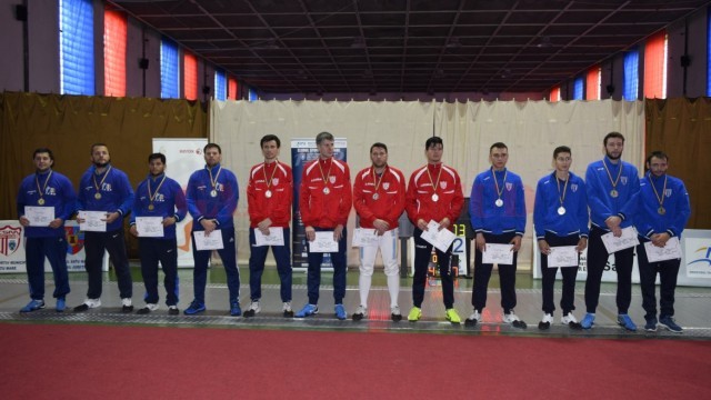 Spadasinii de la CS Universitatea (în albastru) au obținut o medalie de aur și una de bronz (foto: FR Scrimă)