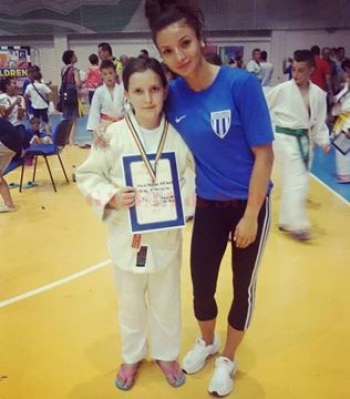 Instructorul Amalia Doană, alături de una dintre medaliate