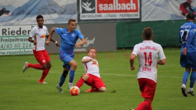 Bancu (la minge) şi colegii săi au remizat cu campioana Austriei (foto: csuc.ro)