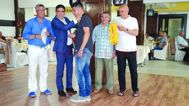 Silviu Bogdan şi ajutoarele sale au premiat ocupantele podiumului de la Ligile IV şi V şi de la juniori (Foto: Alexandru Vîrtosu)