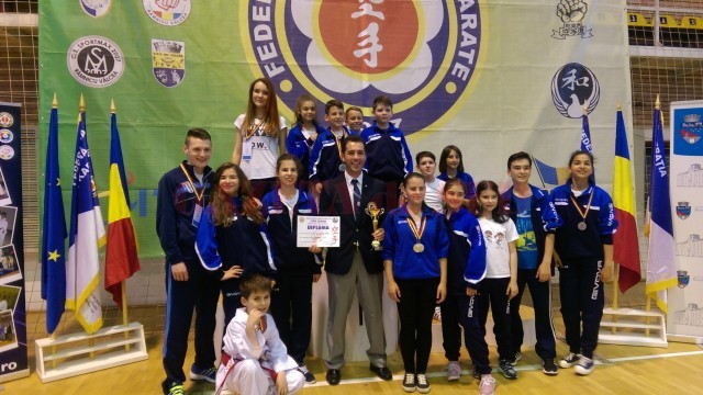 Karateka de la LPS „Petrache Trișcu” din Craiova au obținut 20 de medalii la concursul de la Vâlcea 