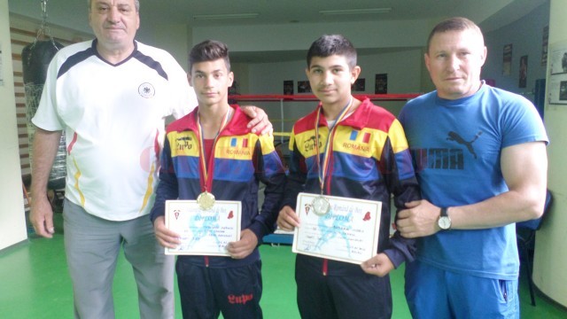 Antrenorii Ion Joiţa (stânga) şi Ion Dragomir, alături de cei doi medaliaţi de la SCM,  Toboșaru şi Bambaloi (Foto: Daniela Mitroi-Ochea)