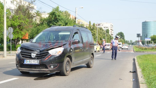 Polițiștii craioveni au stabilit din primele cercetări că tânăra de 21 de ani a fost lovită de autoturism pe trecerea de pietoni (Foto: Bogdan Grosu)