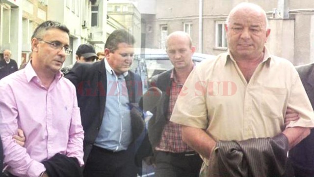 Daniel Burlan, alături de Alexandru Ciorecan, în momentul în care au fost reţinuţi de procurori (FOTO: Eugen Măruţă)
