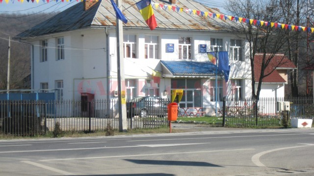 Primăria Bâlteni, locul unde funcţionarii au primit bonusuri pentru masa de Paşte (Foto: Eugen Măruţă)