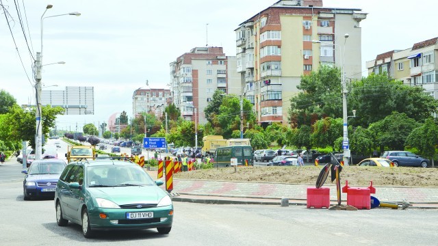 Pe bulevardul Calea București, la intersecția cu străzile Eustațiu Stoenescu și Tehnicii, se circulă fără restricții (Foto: Bogdan Grosu)