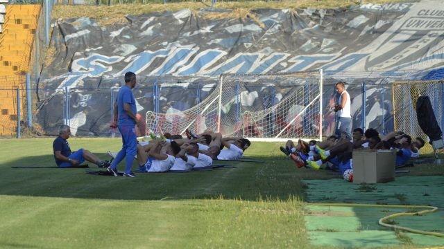 Alb-albaștrii nu mai pot găsi umbra și în timpul meciurilor, așa cum se mai întâmplă la unele antrenamente (foto: Alexandru Vîrtosu)