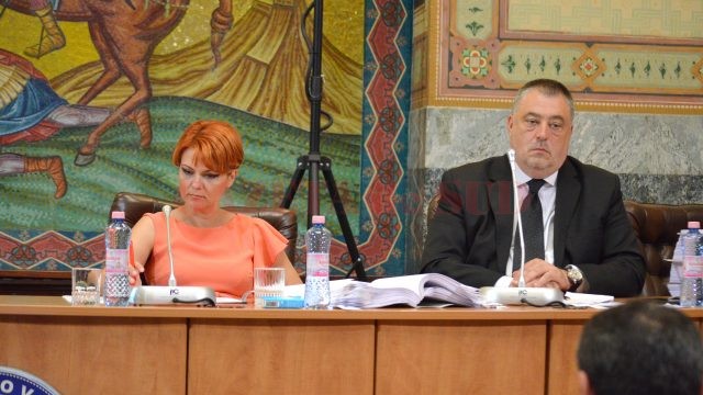 Atât viceprimarul Mihail Genoiu, dar mai ales primarul Olguța Vasilescu au dat de înțeles că proiectele europene sunt aproape gata și că doar procedurile birocratice și uneori dezinteresul firmelor de construcții împiedică finalizarea acestora (FOTO: Traian Mitrache)