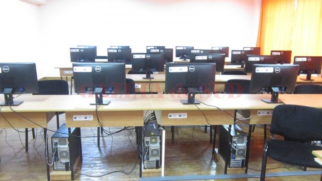 811 elevi din județul Dolj vor primi tichete în valoare de 200 de euro pentru a-și achiziționa calculatoare