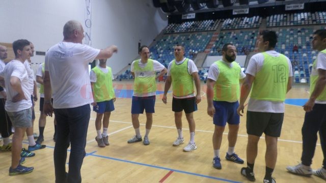 Antrenorul Alexandru Teuţan le dă indicaţii jucătorilor