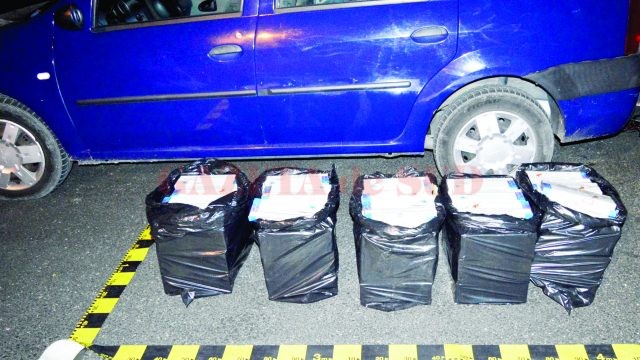 Oamenii legii spun că au confiscat atât țigările de contrabandă, cât și Dacia Logan a craioveanului de 32 de ani (Foto: IPJ Dolj)