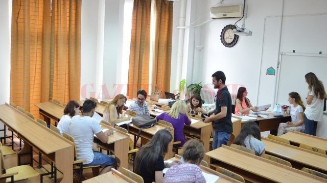 Universitatea din Craiova a scos la concurs, pentru admiterea la studii de licență, 5.960 de locuri la buget și taxă și a înregistrat un număr de 4.159 de candidați până pe 25 iulie (FOTO: Claudiu Tudor)