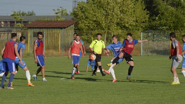 Filieşenii (în albastru) au dus lupte serioase la mijlocul terenului pentru minge (foto: Alexandru Vîrtosu)