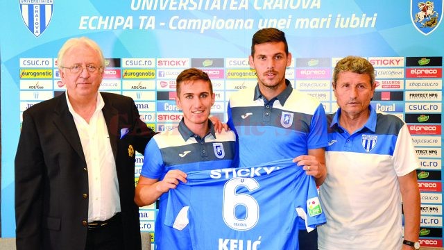 Kelic a fost ajutat de Vătăjelu să prezinte tricoul şi speră să facă o treabă bună la Craiova (Foto: Alexandru Vîrtosu)