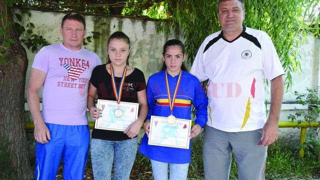Antrenorii de la SCM Craiova, Ion Dragomir (stânga) şi Ion Joiţa, alături de medaliata cu argint Sebastiana Stănciucă (stânga) şi campioana Cristina Băran (Foto: Alexandru Vîrtosu)