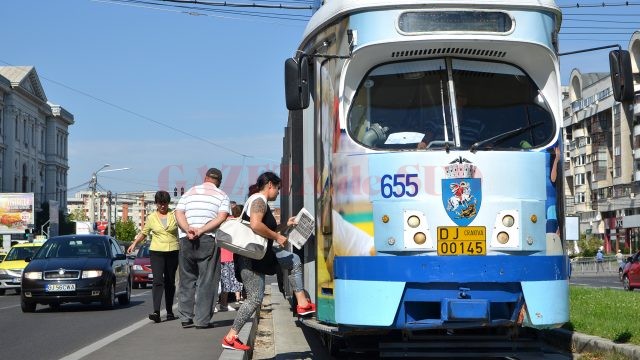 Tramvaiele din Craiova au peste 35 de ani vechime şi sunt depăşite fizic şi moral 