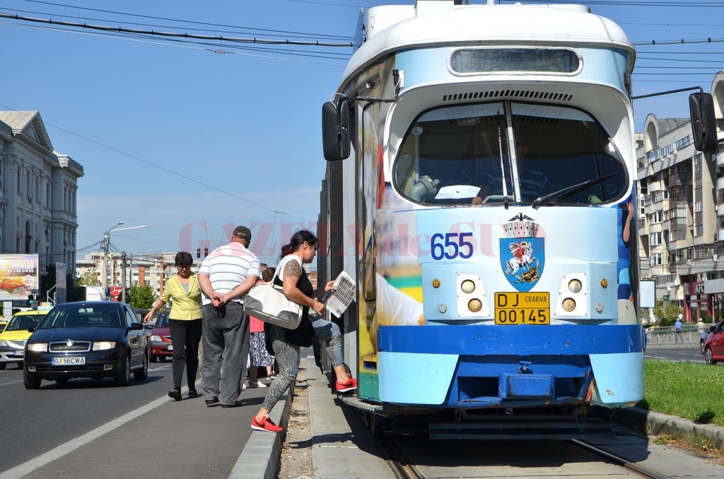 Tramvaiele din Craiova au peste 35 de ani vechime şi sunt depăşite fizic şi moral