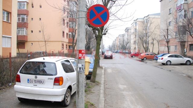 Pentru a-și proteja locul de parcare, un craiovean a confecționat și montat pe un stâlp un indicator „Oprirea interzisă“ (Foto: GdS)