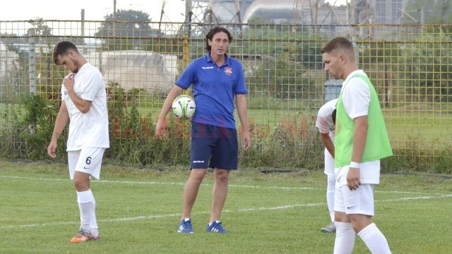 Antrenorul Florin Șoavă (centru) nu s-a așteptat deloc la o înfrângere în meciul cu piteștenii (Foto: Alexandru Vîrtosu)