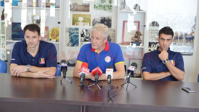 Laurenţiu Lică (stânga), antrenorul Dan Pascu şi Bogdan Olteanu au vorbit despre turneul care va debuta mâine (Foto: Claudiu Tudor)