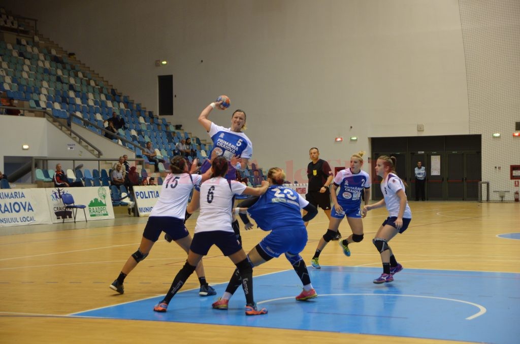 Jelena Trifunovic (la minge) şi colegele sale au dat câte goluri au putut echipei prahovene (foto: Daniela Mitroi-Ochea)
