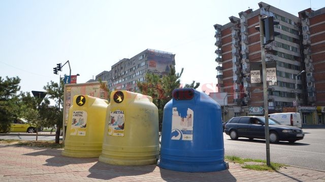 În Craiova sunt 223 de containere de colectare selectivă  a gunoiului în 87 de locații (Foto: Bogdan Grosu)