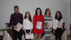 Cei cinci elevi din județul Dolj care au promovat examenele naționale şi bacul cu media zece au fost premiați ieri (Foto: Carmen Rusan)
