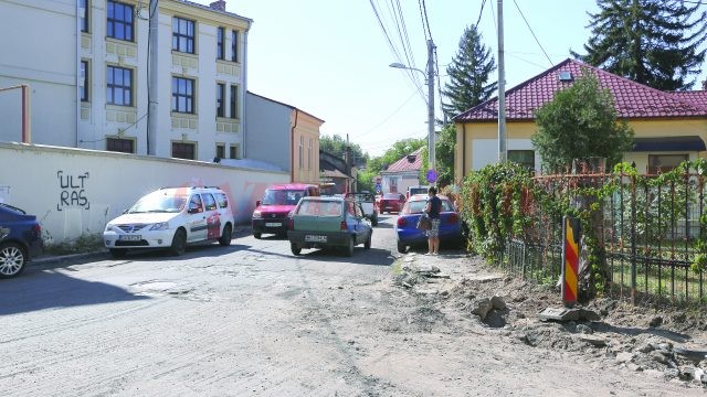 Un capăt al străzii Dumbrăveni a fost decopertat în urmă cu câteva săptămâni, însă asfaltul se lasă așteptat