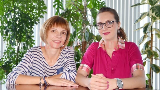 Irina Popescu (dreapta) și Raluca Bradea (stânga) sunt membre ale Asociației Moașelor Independente (Foto: Bogdan Grosu)