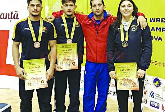 Antrenorul Aurel Cimpoeru, alături de trei dintre medaliaţii craioveni, fraţii Constantin şi Alexandra Anghel (Foto: frl.ro)